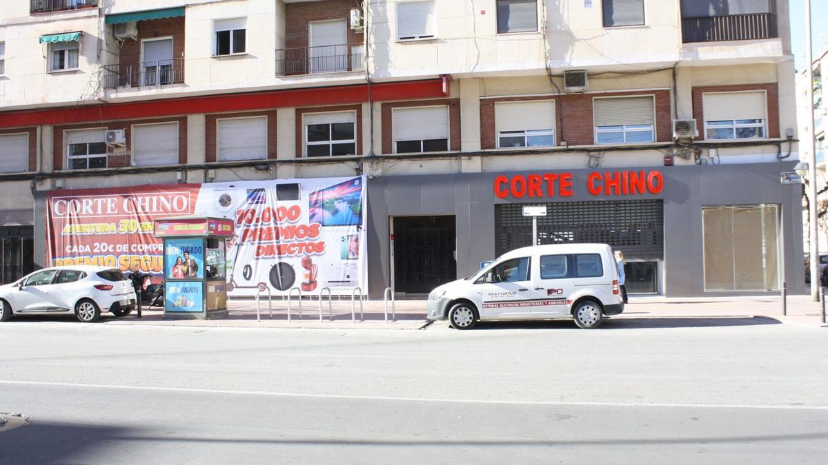 Fachada del 'Corte Chino' de Murcia, que ya ha instalado su cartel anunciando su apertura