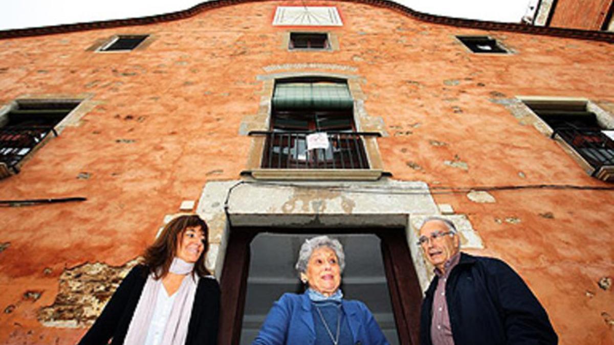 Mercè, una de las fundadoras de ACIS --en el centro--, junto al presidente de la fundación y la directora de la escuela.