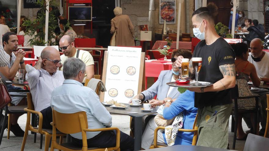 Vigo vacía sus ucis de COVID en el primer día sin estado de emergencia