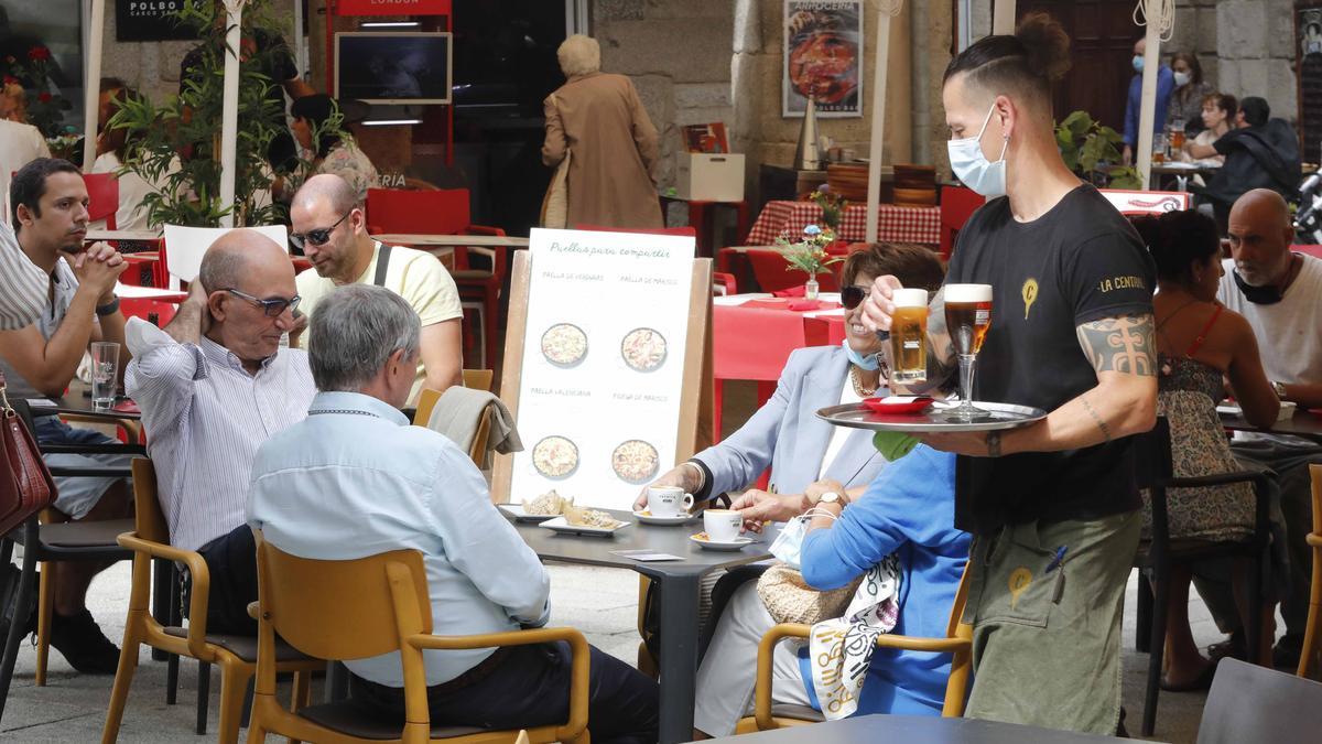 Personas tomando algo en un local hostelero de Vigo.