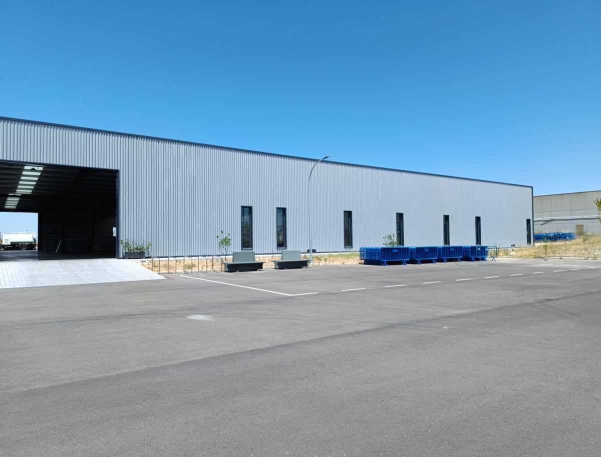 La nave, con el acceso principal.