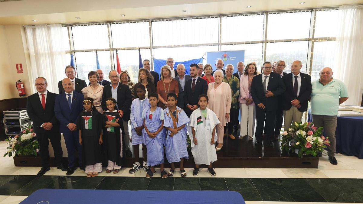 Galardonados, autoridades y organizadores en la entrega de la 47º edición de los premios "Amuravela de Oro", en el Palacio de La Magdalena, en Soto del Barco.