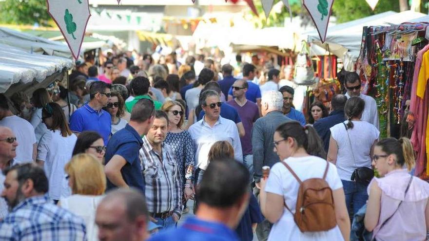 El centro de Vilagarcía estuvo ayer repleto de gente. En la imagen, la feria celta y colas en la iglesia del convento de Santa Rita para entrar a la novena. // Iñaki Abella