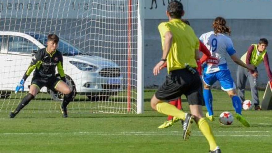 Guillem Sacrest, tot i rebre el 0-1 en aquesta jugada, va tenir una bona estrena.