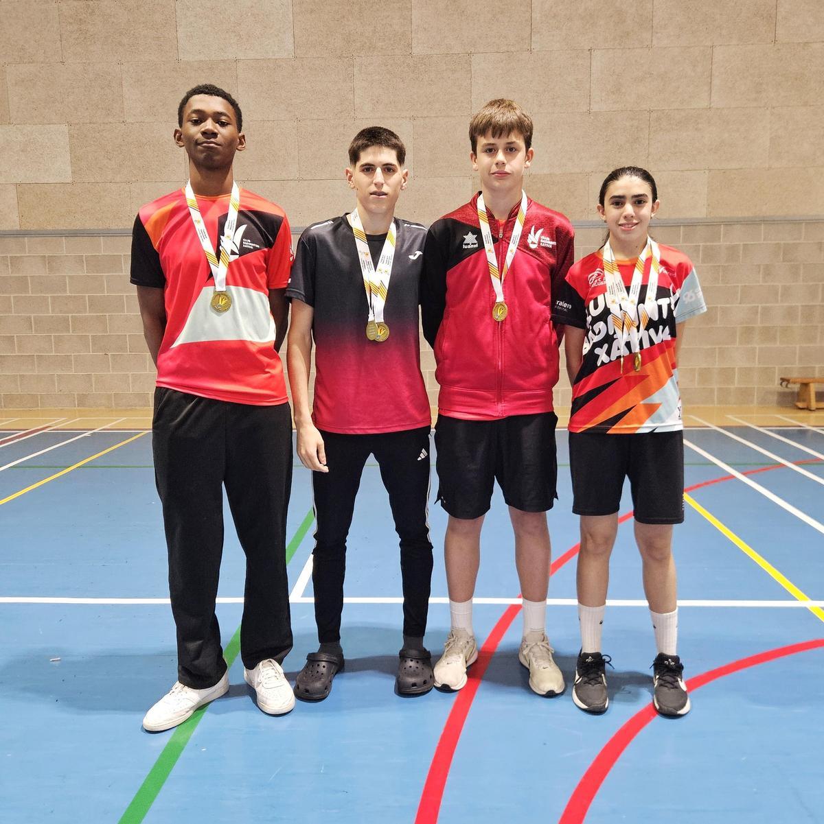Deportistas del Bádminton Xàtiva con las medallas conseguidas en el Máster celebrado en Enguera.
