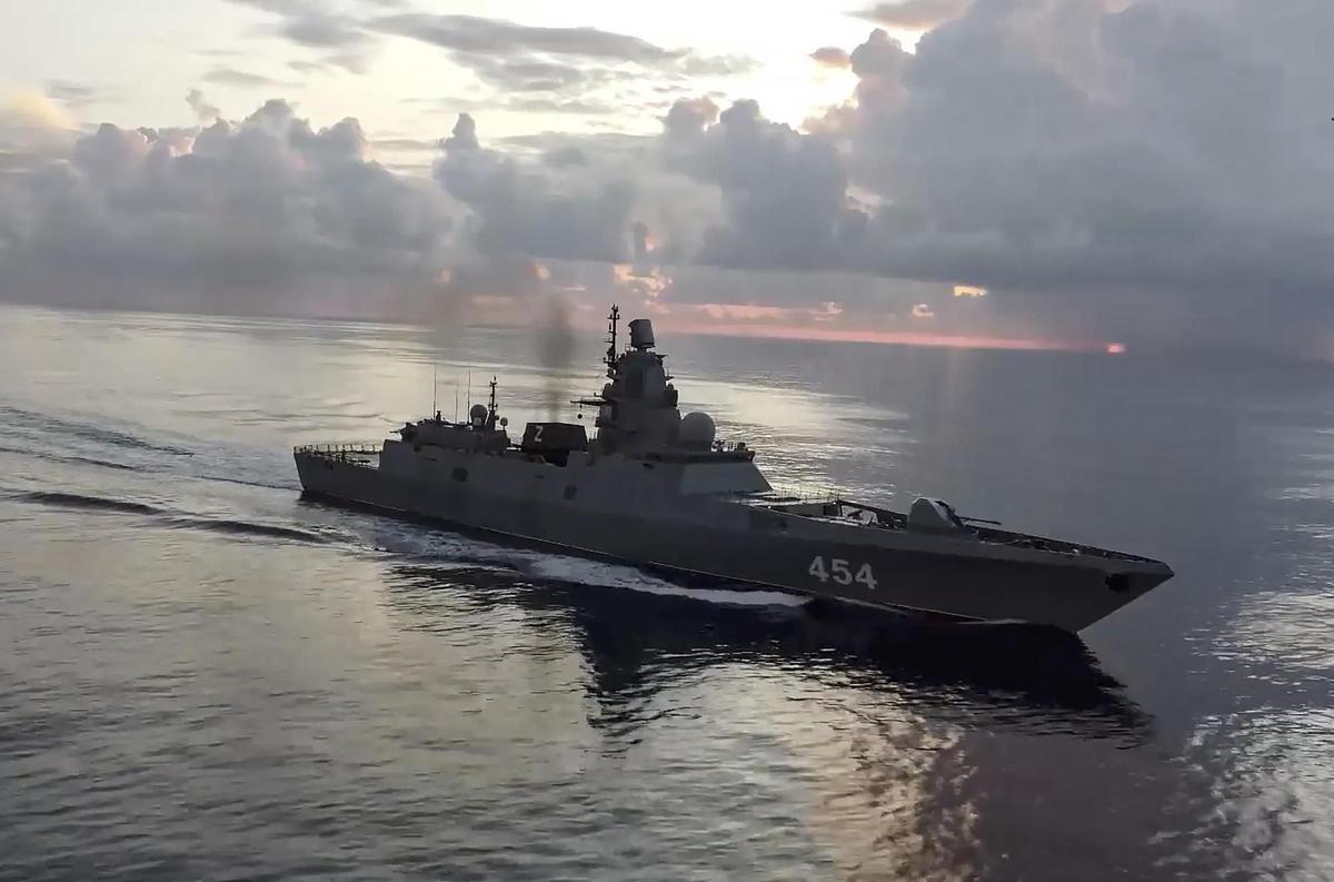 La fragata 'Almirante Gorshkov' de la Armada rusa participa en ejercicios militares en el Océano Atlántico mientras se dirige a Cuba.