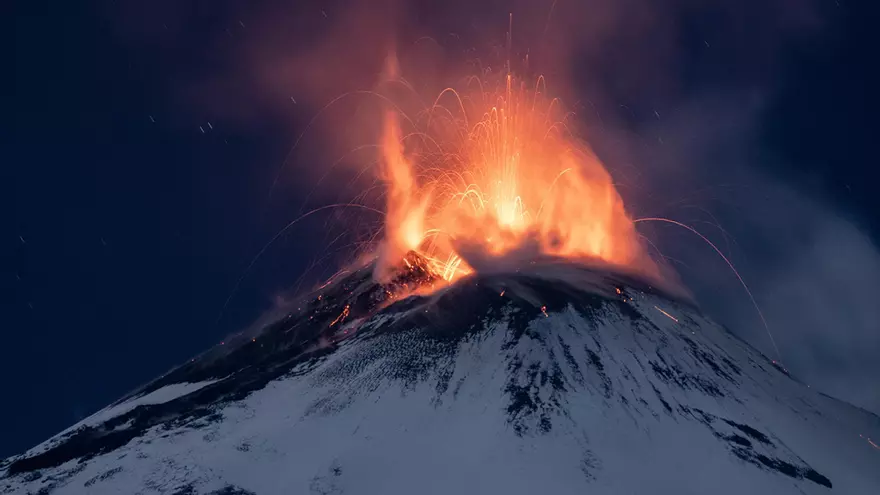Una pluja de foc sobre la neu: les espectaculars imatges de l'última erupció del volcà Etna