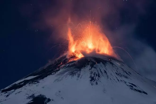 Una pluja de foc sobre la neu: les espectaculars imatges de l'última erupció del volcà Etna