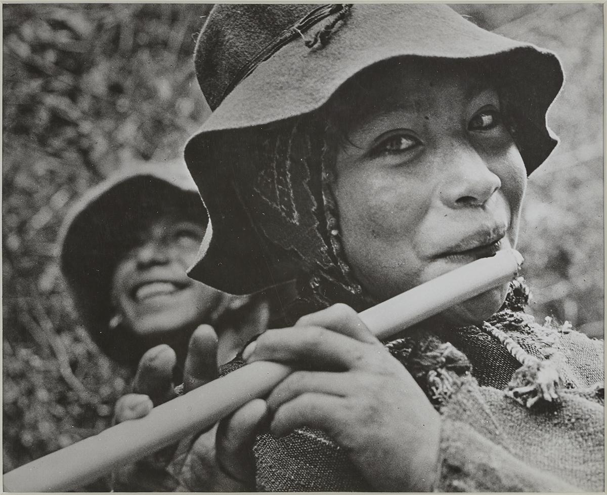 Niño peruano con flauta. 1954.  