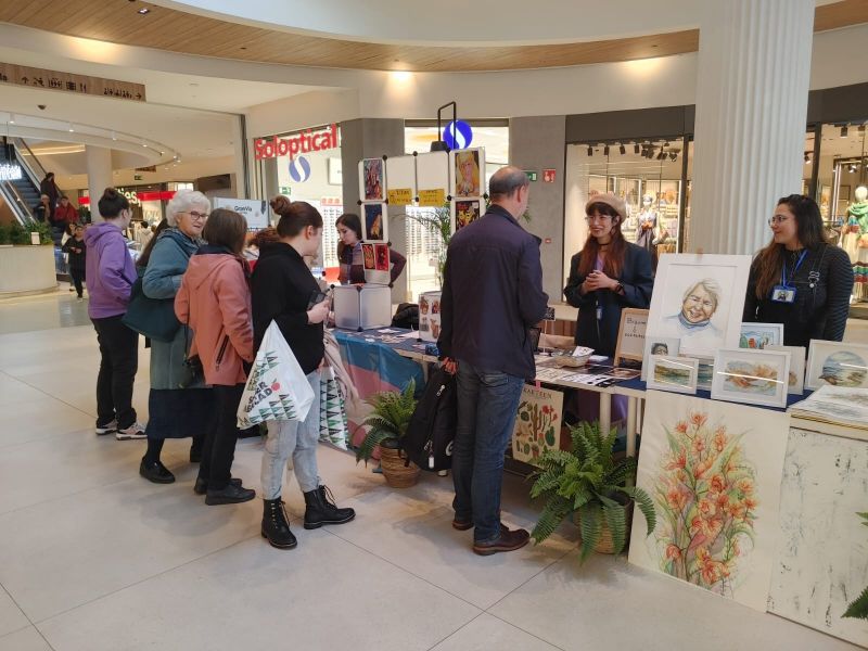 Arte y expectación en el estreno del mercadillo Mona en Vigo