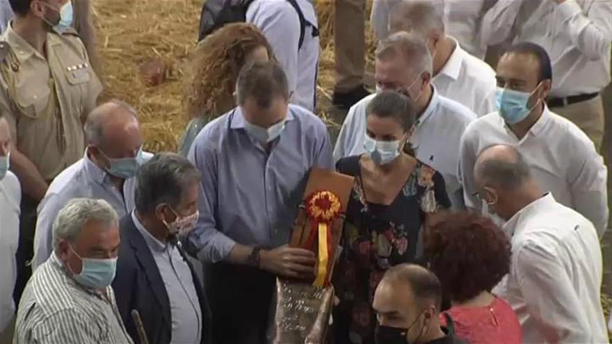 Los reyes agasajados con un cencerro durante su visita al Mercado Nacional de Ganados de Torrelavega