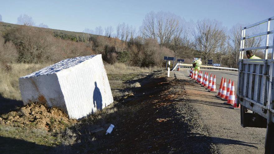 Un vehículo pierde un bloque de granito de 25 toneladas en una curva de la N-631