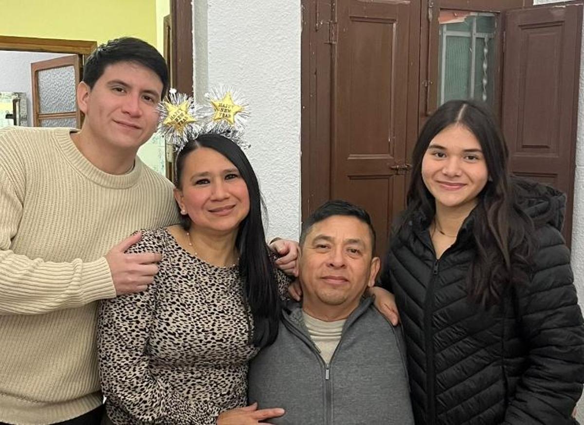 En el centro, Paola y Carlos con sus hijos en una celebración familiar