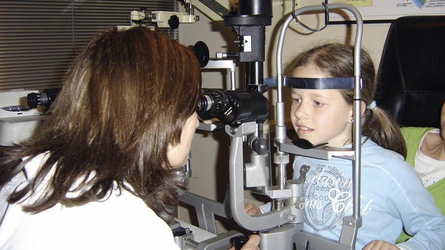 Una niña, durante una revisión oftalmológica.