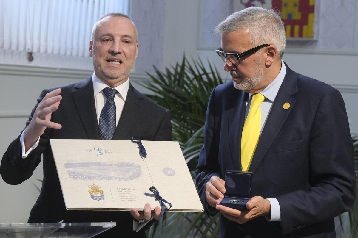 Ramírez hace entrega de las láminas del 75 aniversario, así como de la Medalla del club.