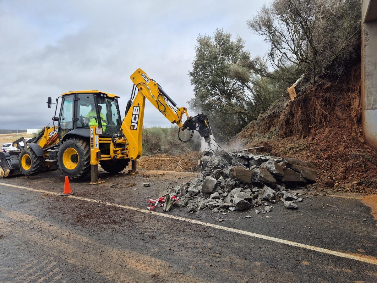 Una máquina trabajando esta mañana para despejar el paso inferior.