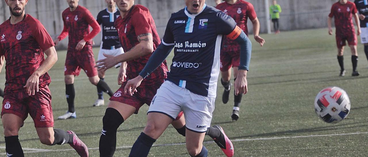 Dioni, en primer término, con el jugador del Avilés Álex Prendes, ayer, en el Municipal de Vallobín. | Miki López