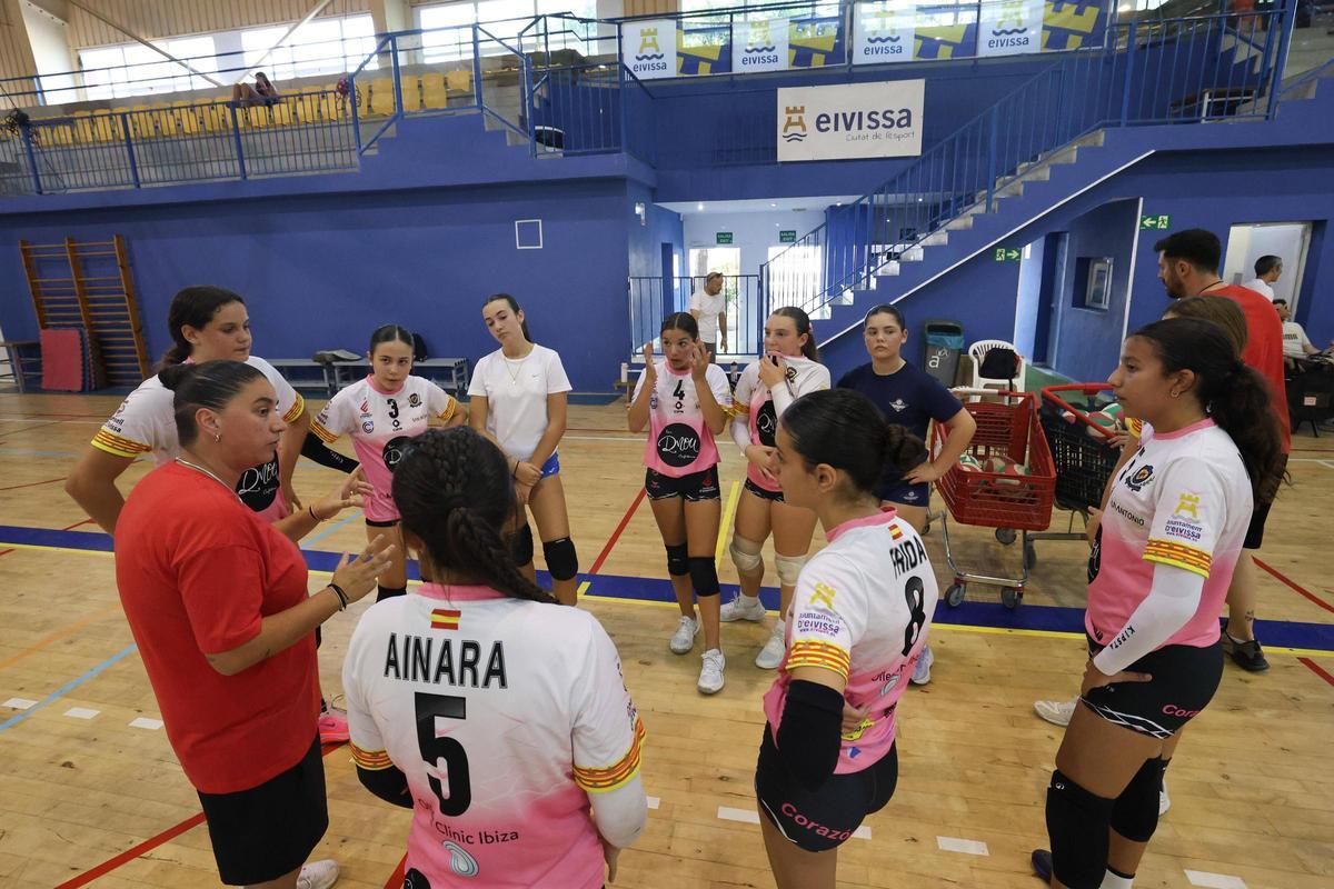 Todas las imágenes de las jornadas de tecnificación de vóley en el Polideportivo Es Viver