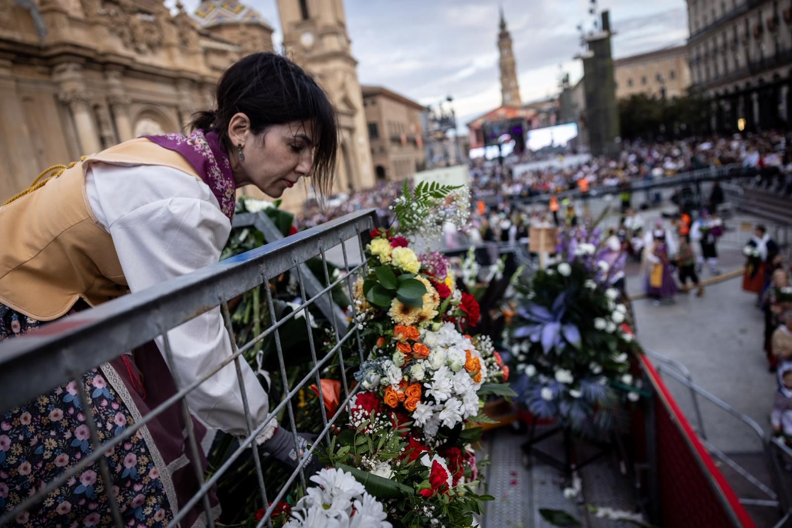 En imágenes | Zaragoza vive su día grande con la Ofrenda de Flores a la Virgen del Pilar