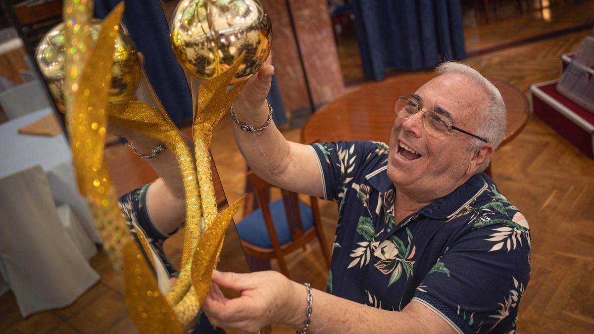 Miguel Ángel Castilla, junto a una de las 600 flores elaboradas para la decoración navideña de El Recreo.