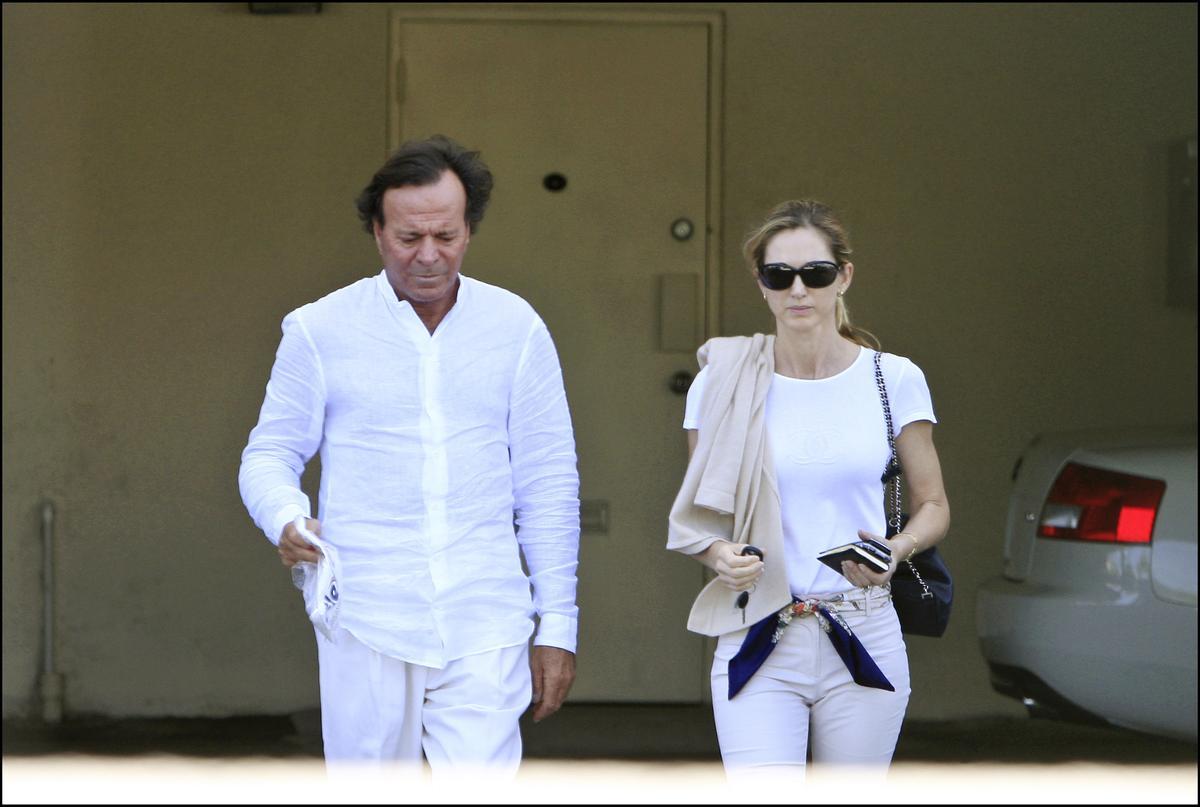 Miranda Rijnsburger y Julio Iglesias paseando por Miami en 2009.