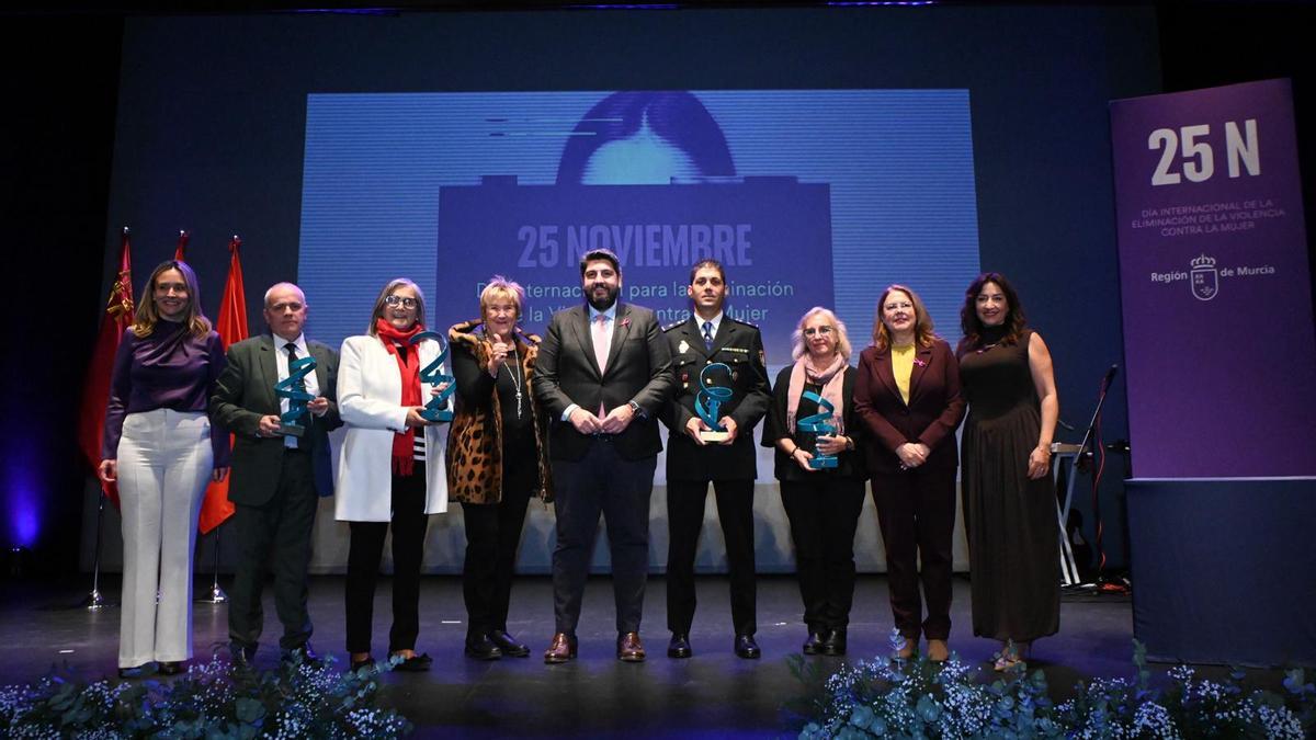 Acto institucional de entrega de distinciones con motivo del Día Internacional para la Eliminación de la Violencia contra la Mujer