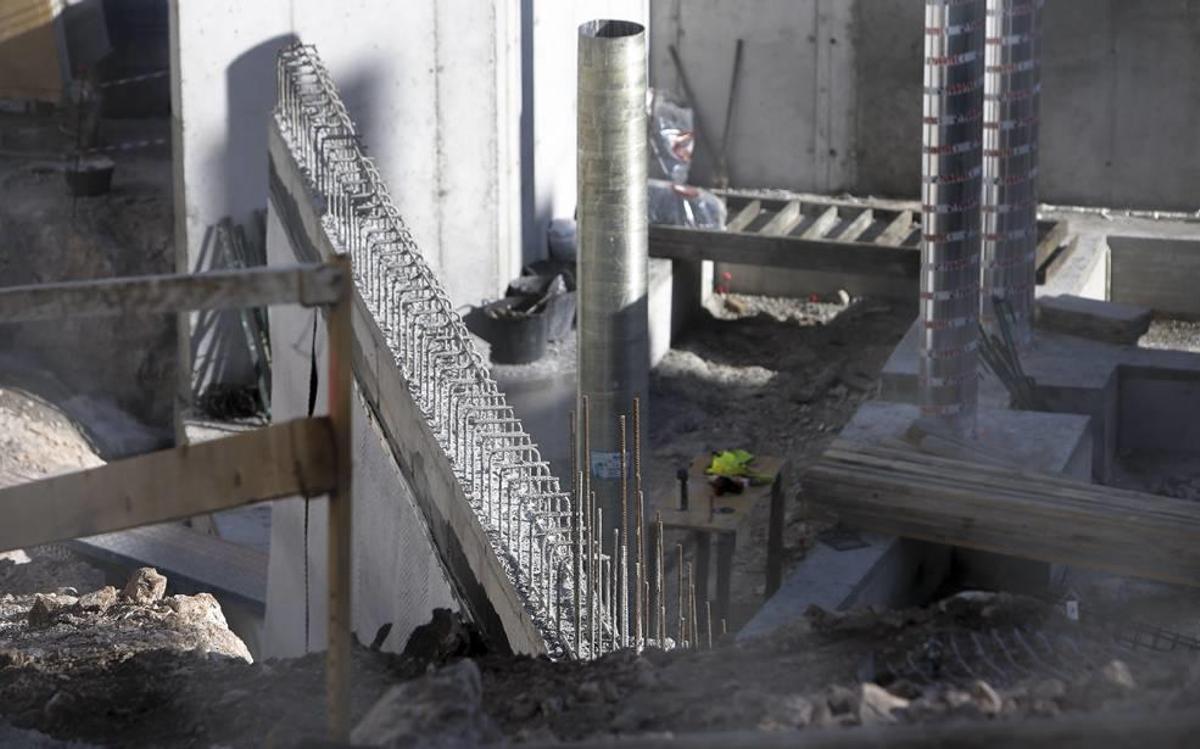 Un trabajador muy grave al atravesarle el cuerpo un hierro en una obra en Calvià