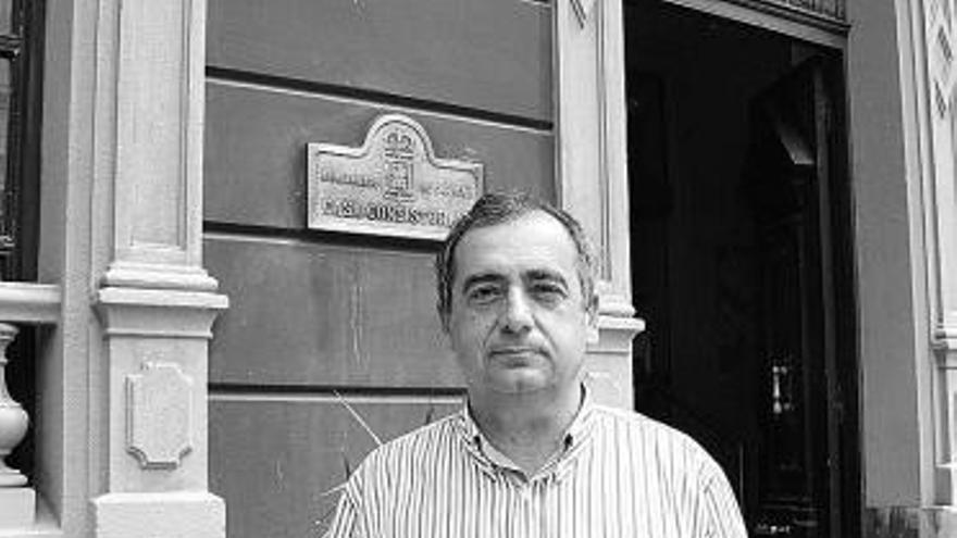Ángel Riego, a las puertas del Ayuntamiento de Carreño, en Candás.