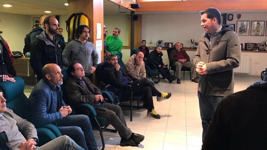 El edil de Ciudadanos, Alejandro Carballo, con los bomberos