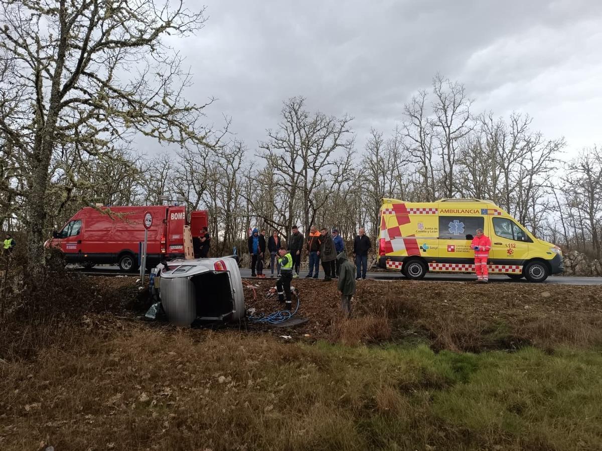 El vehículo siniestrado en Moveros siendo atendido por los Servicios de Emergencias