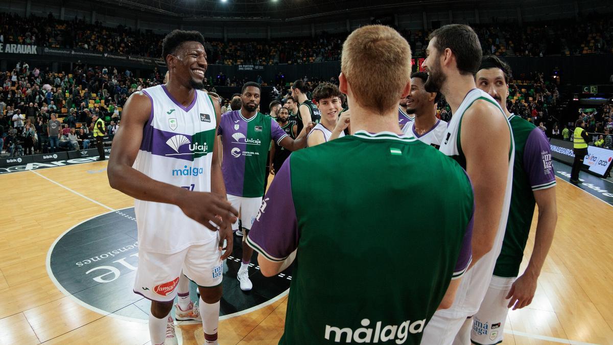 Els jugadors de l'Unicaja, amb Sima i Kravish a davant, celebrant el triomf a Bilbao