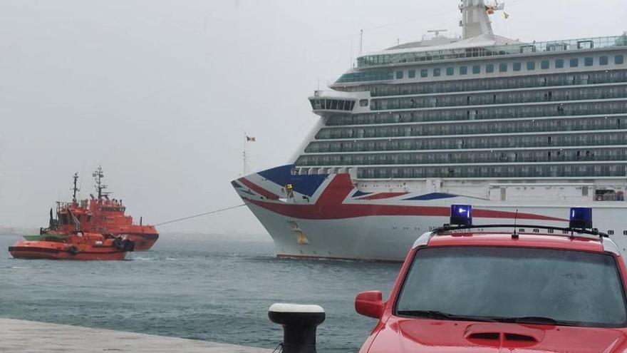 Un creuer de 330 metres d’eslora xoca contra un petrolier a causa del fort vent a Palma