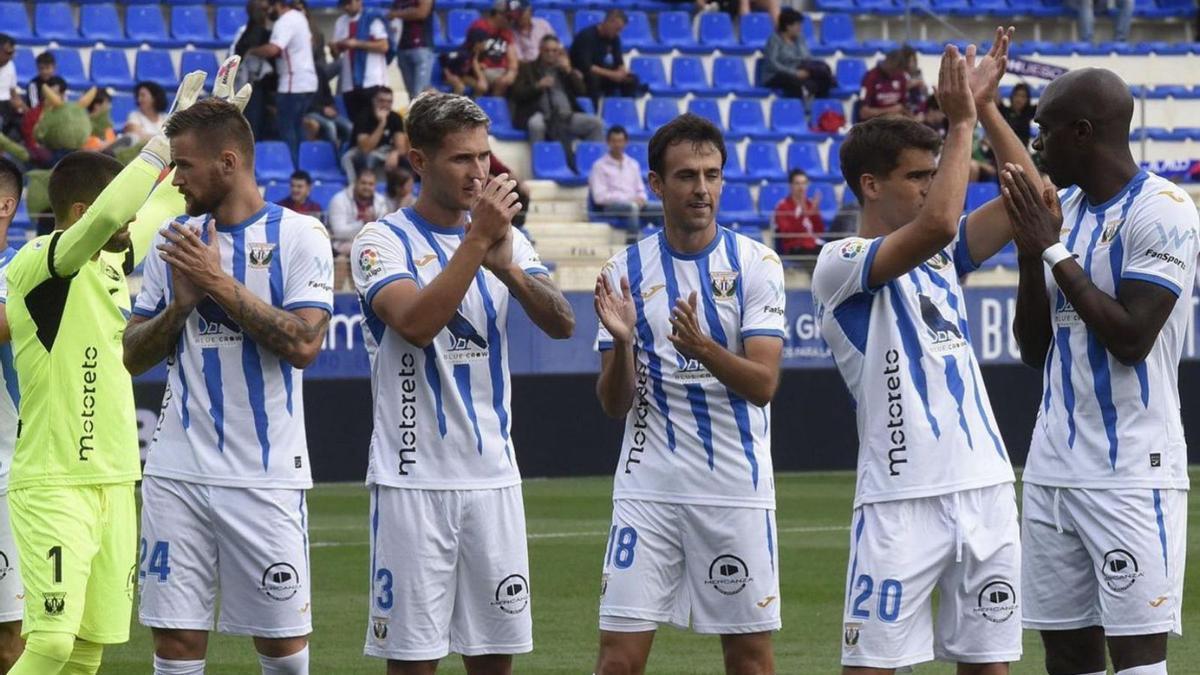 Los jugadores del Leganés tras la derrota en El Alcoraz.