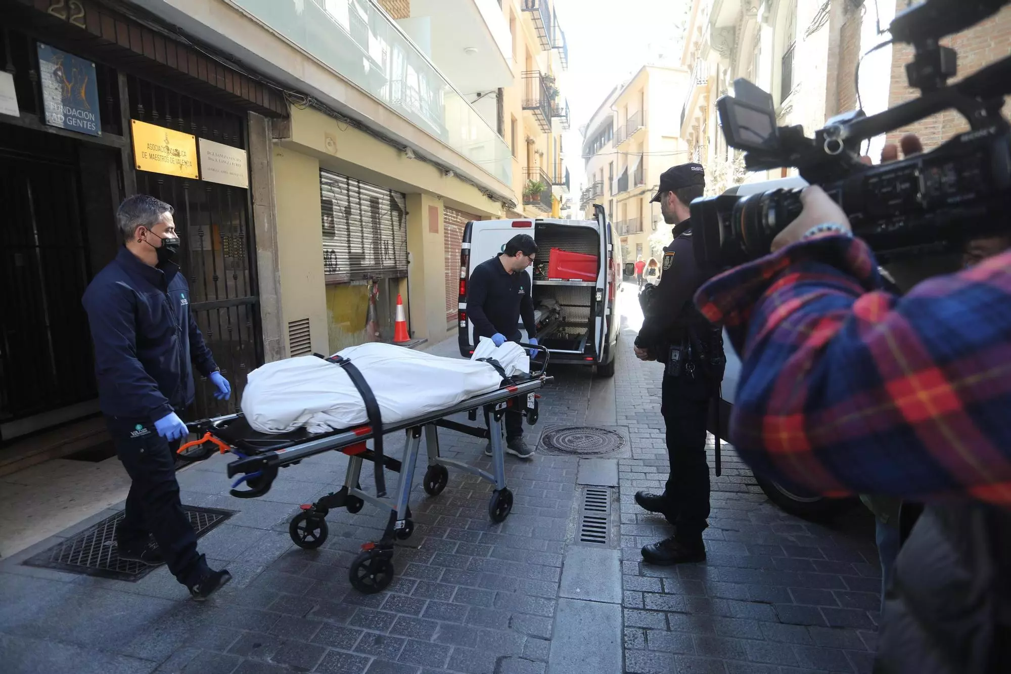 Traslado del cuerpo sin vida del canónigo asesinado Alfonso López tras el hallazgo de su cadáver en el piso de la calle Avellanas de València.