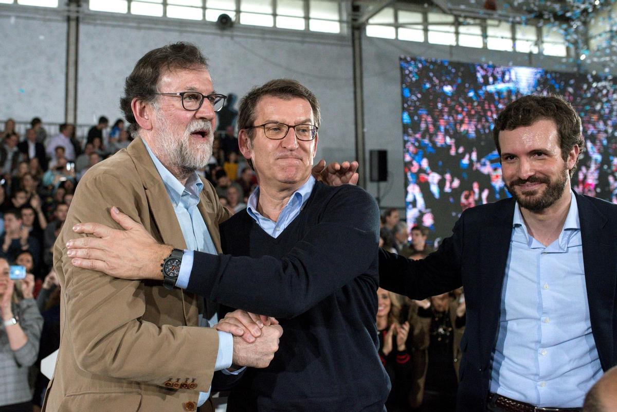 Mariano Rajoy y Alberto Núñez Feijóo, junto a Pablo Casado en el congreso de Sevilla de abril.