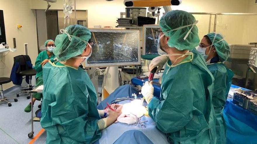 Médicos realizan una operación en un hospital gallego.