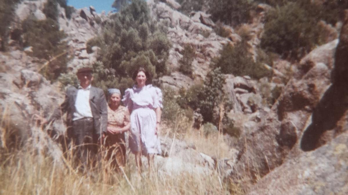 La familia Barros en Cuelgamuros en los años 80