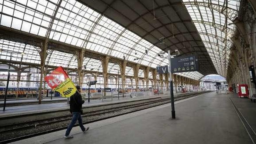 Un trabajador ferroviario en huelga, en la estación de Niza. // Reuters