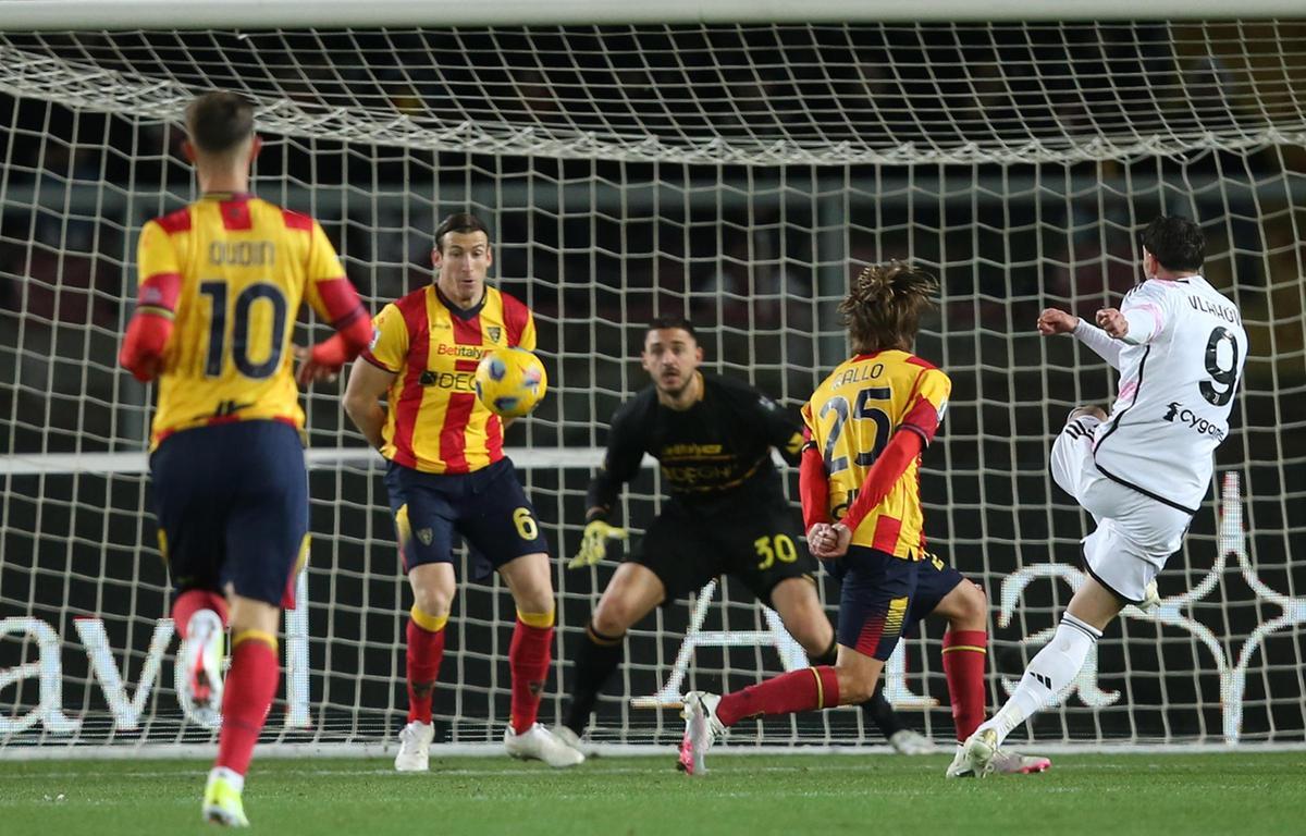 Vlahovic anotó el primer gol con una volea dentro del área