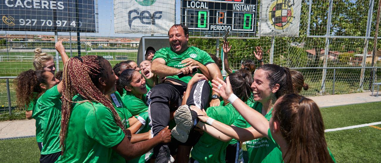 Las jugadoras mantean al entrenador, Eresto Sánchez.