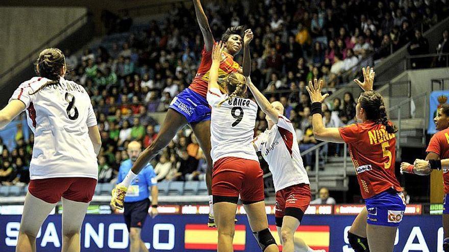 Carla lanza a portería durante el encuentro jugado ayer en Santiago. // RFEBM