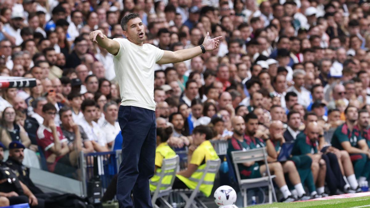 Funes, desesperado, durante el partido en el Bernabéu.