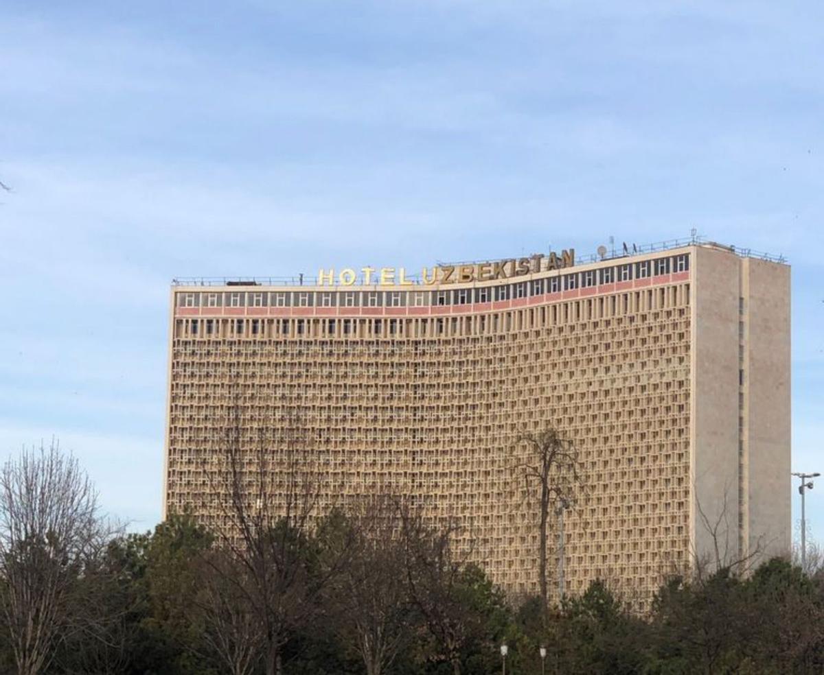 De arriba abajo, murallas de Jiva; placa del embajador Clavijo; Bujará, Poi Kalon, y hotel de época soviética en Taskent. |