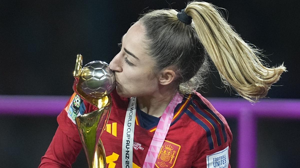 OLGA CARMONA: LAS JUGADORAS DE LA SELECCION ESPAÑOLA DE FUTBOL FEMENINO BESAN SU MERECIDO TROFEO