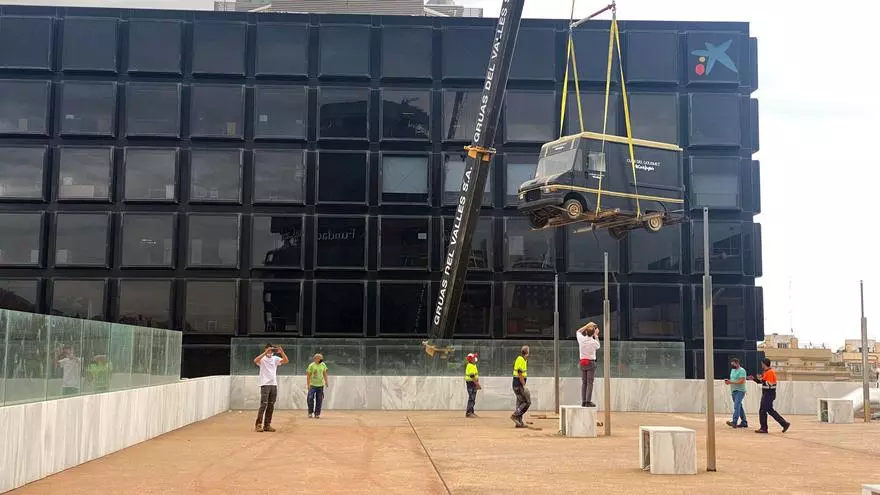 Así se subieron cinco 'food trucks'  a la azotea de El Corte Inglés de la Diagonal