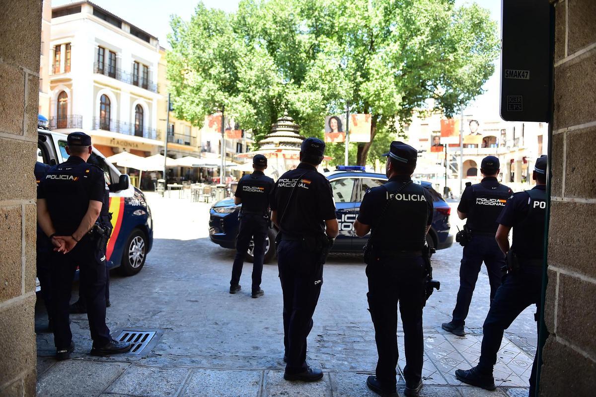Agentes de policía, en la plaza Mayor de Plasencia, en la pasada feria.