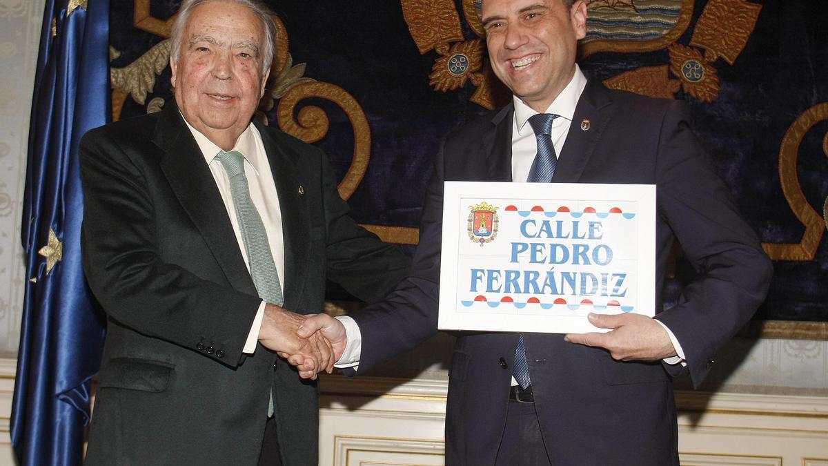 Echávarri entrega a Pedro Ferrrándiz la placa de la calle que lleva su nombre en 2017