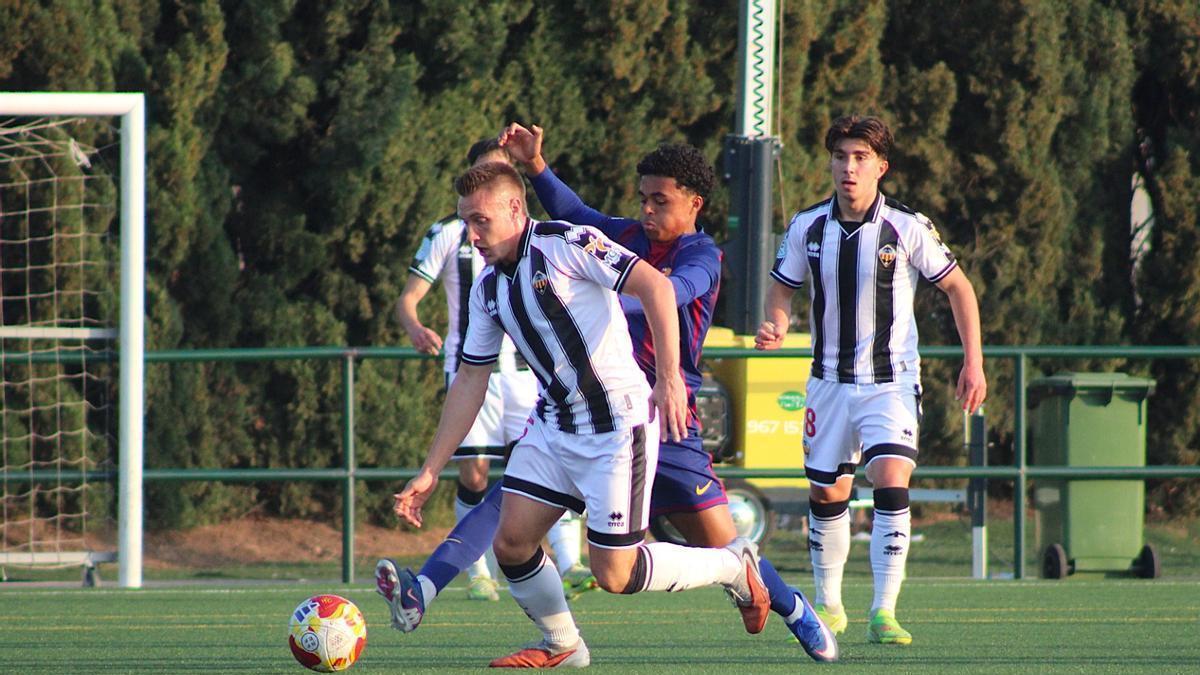 Jugada del primer tiempo del empate a dos en el Castelló B-Barcelona Atlètic.