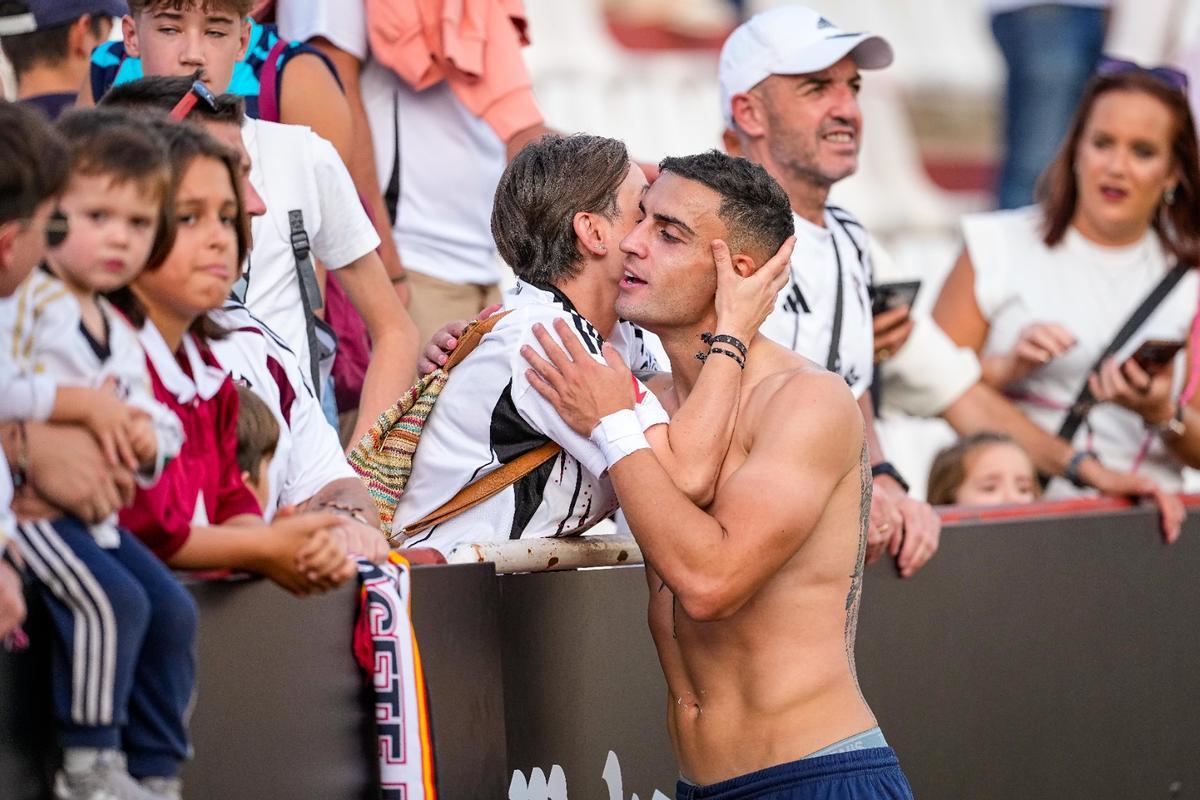 Carlos Isaac saluda a una aficionada del Albacete, su exequipo, tras el choque en el Belmonte.