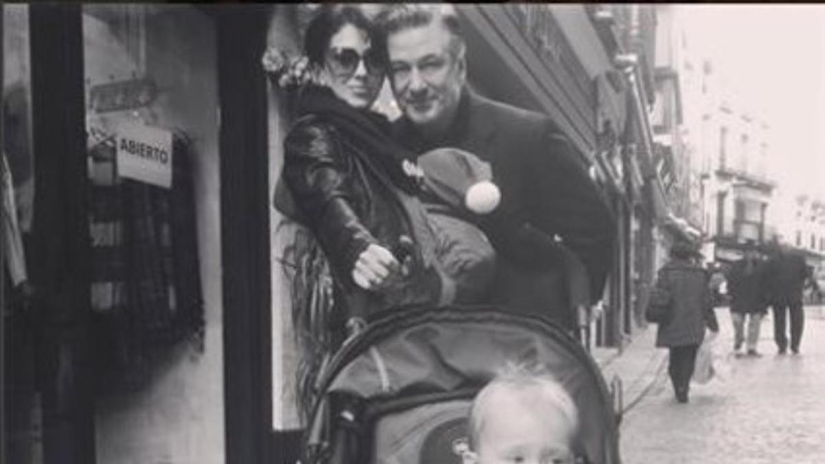 Alec Baldwin, con su mujer, Hilaria, y sus hijos, Carmen, en el carrito, y Rafa, en brazos de Hilaria, paseando por Toledo.